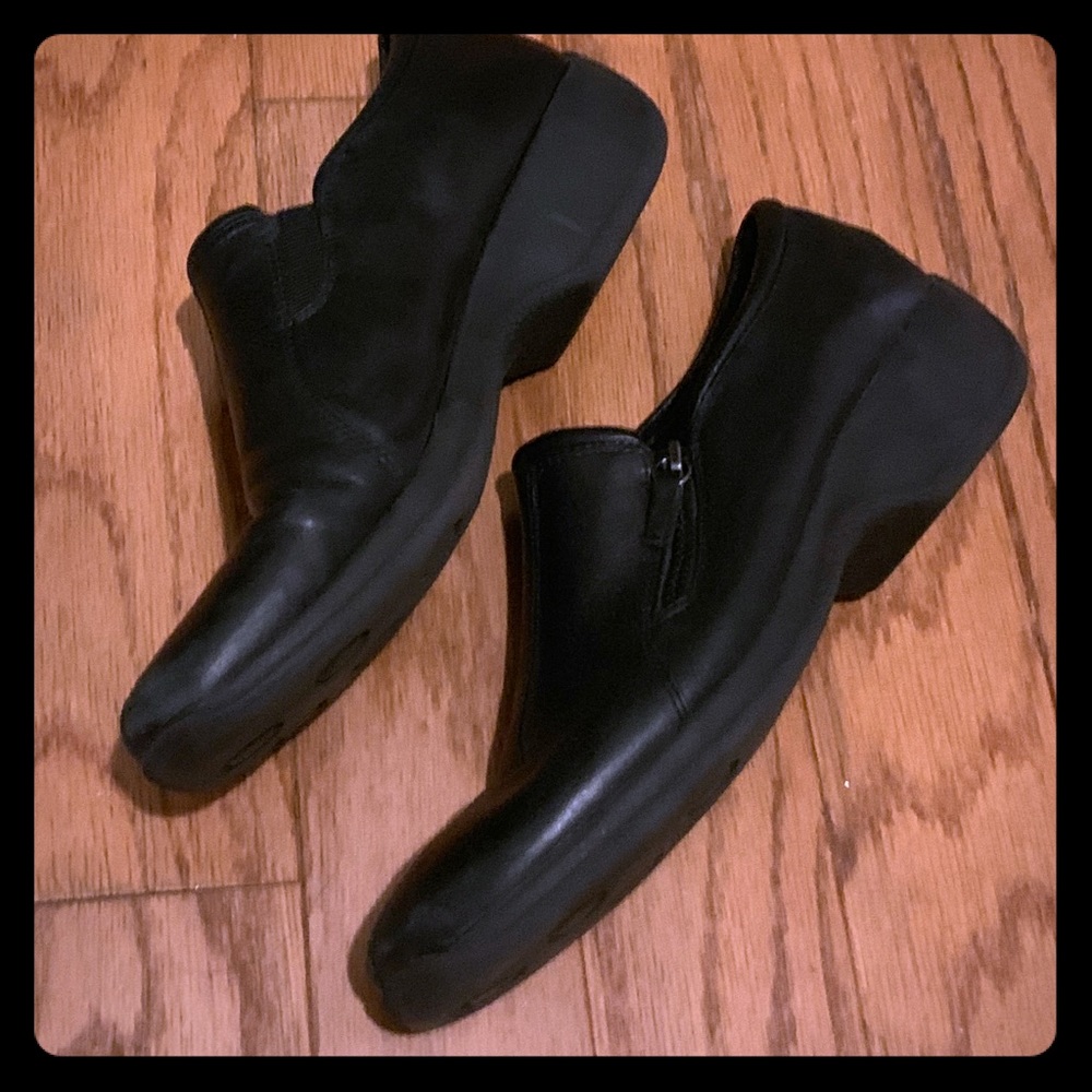 Clark’s cushion heel loafers